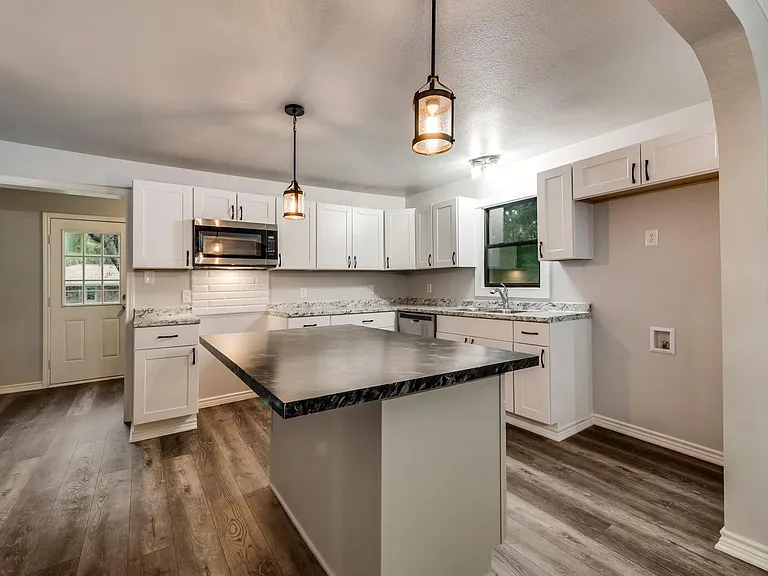 408 S Adams St — Photo 3