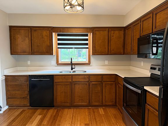 5th image of 512 Wentworth St
