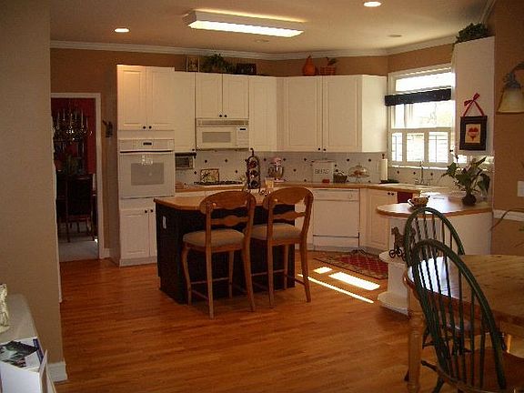 Large Kitchen w/Island and Breakfast Area