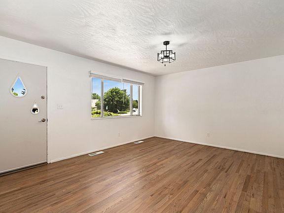 3rd image of 1007 Redwood Dr
