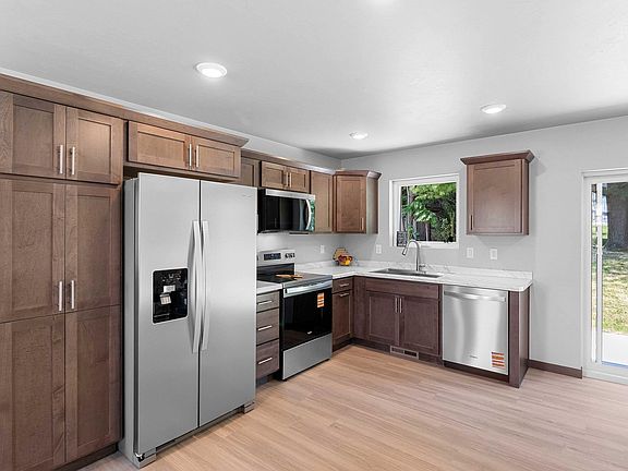 4th image of 305 Evergreen Ln