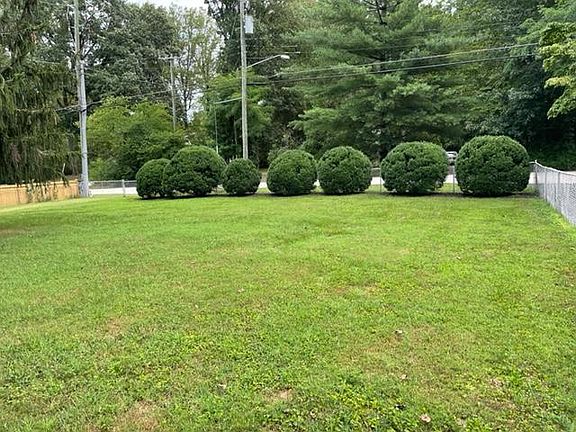 Front yard (fenced in)