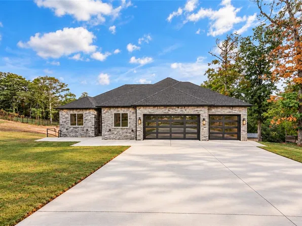 39 Village Rd, Rogers, AR 72756