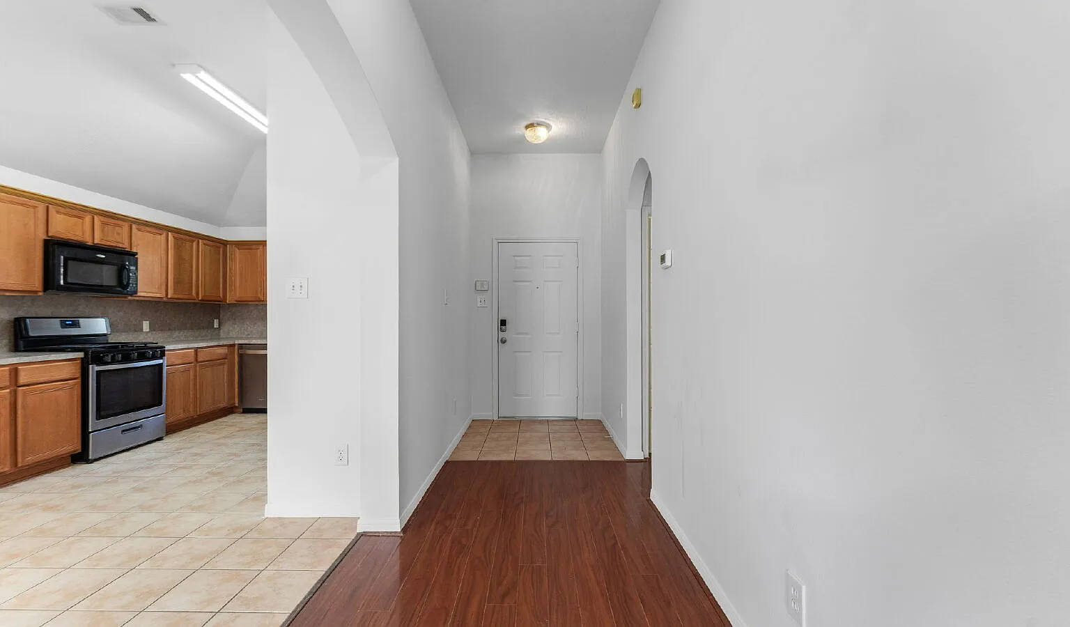 3 bed, 2.0 bath, 1609 sqft, $1,975 — Photo 3