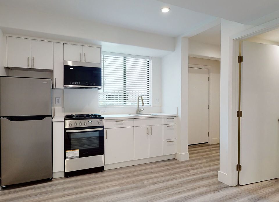 1st image of 949 W Adams Blvd #38A