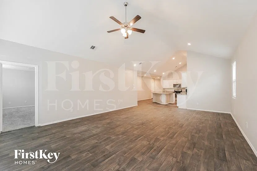 4 bed, 2.0 bath, 2124 sqft, $2,100 — Photo 4