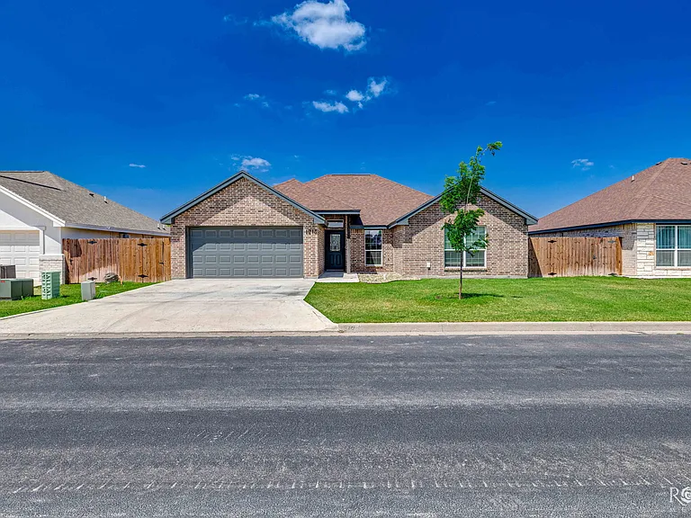 1913 Lamplighter Ln — Photo 2