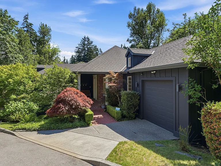 227 NW Seblar Dr — Photo 2
