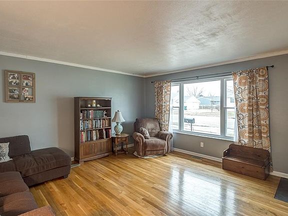 3rd image of 902 W Lake Ave