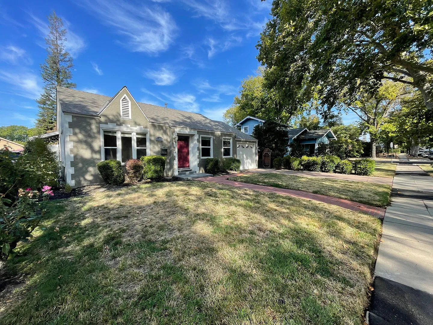 Charming Bungalow walking distance to downtown! — Photo 2