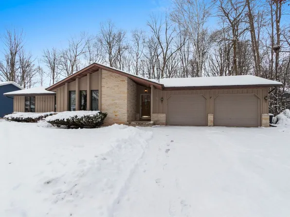 1444 Hazelwood DRIVE, Manitowoc, WI 54220