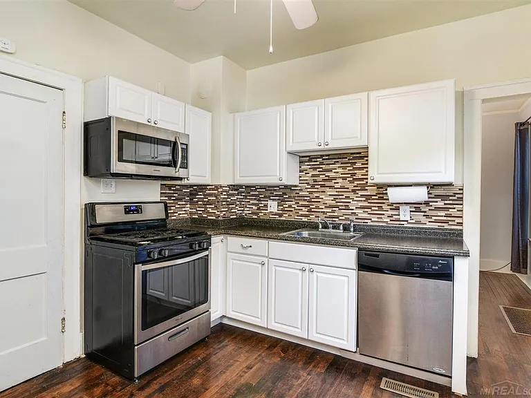 1348 Wayburn St — Photo 7