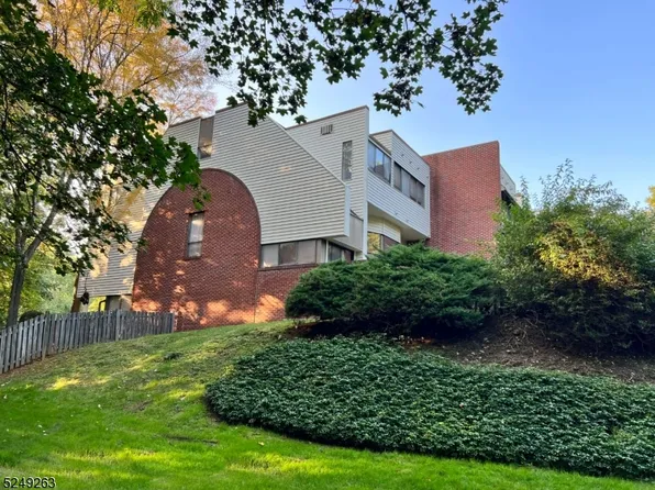 1 Durar Ave, Ridgewood Village, NJ 07450