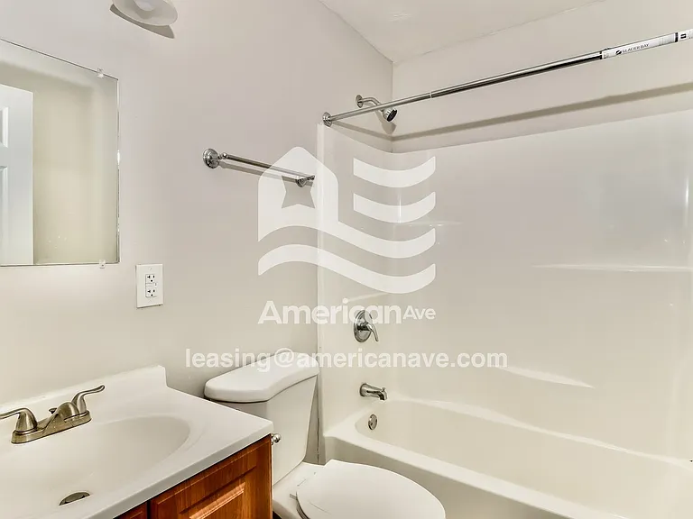 904942_013_wm_-_bathroom_13602237.jpg