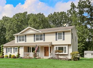 8 Daisy Ct, Airmont, NY 10901