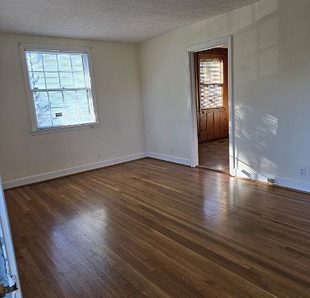 5th image of 1625 Electric Ave