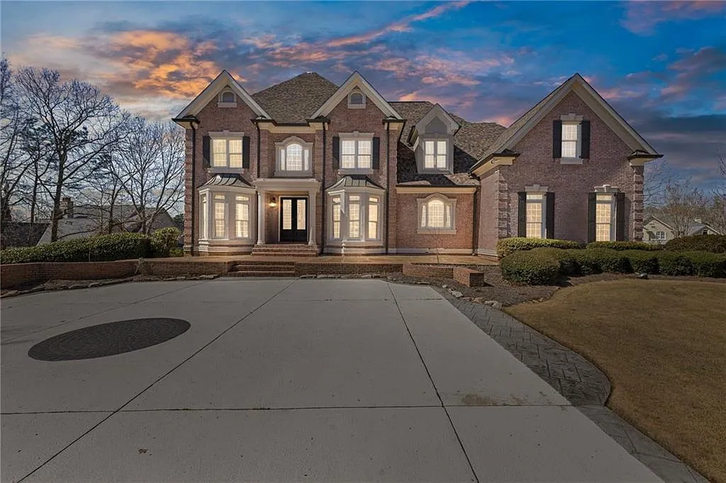 5 bed, 7.0 bath, 7408 sqft, $8,500 — Photo 3