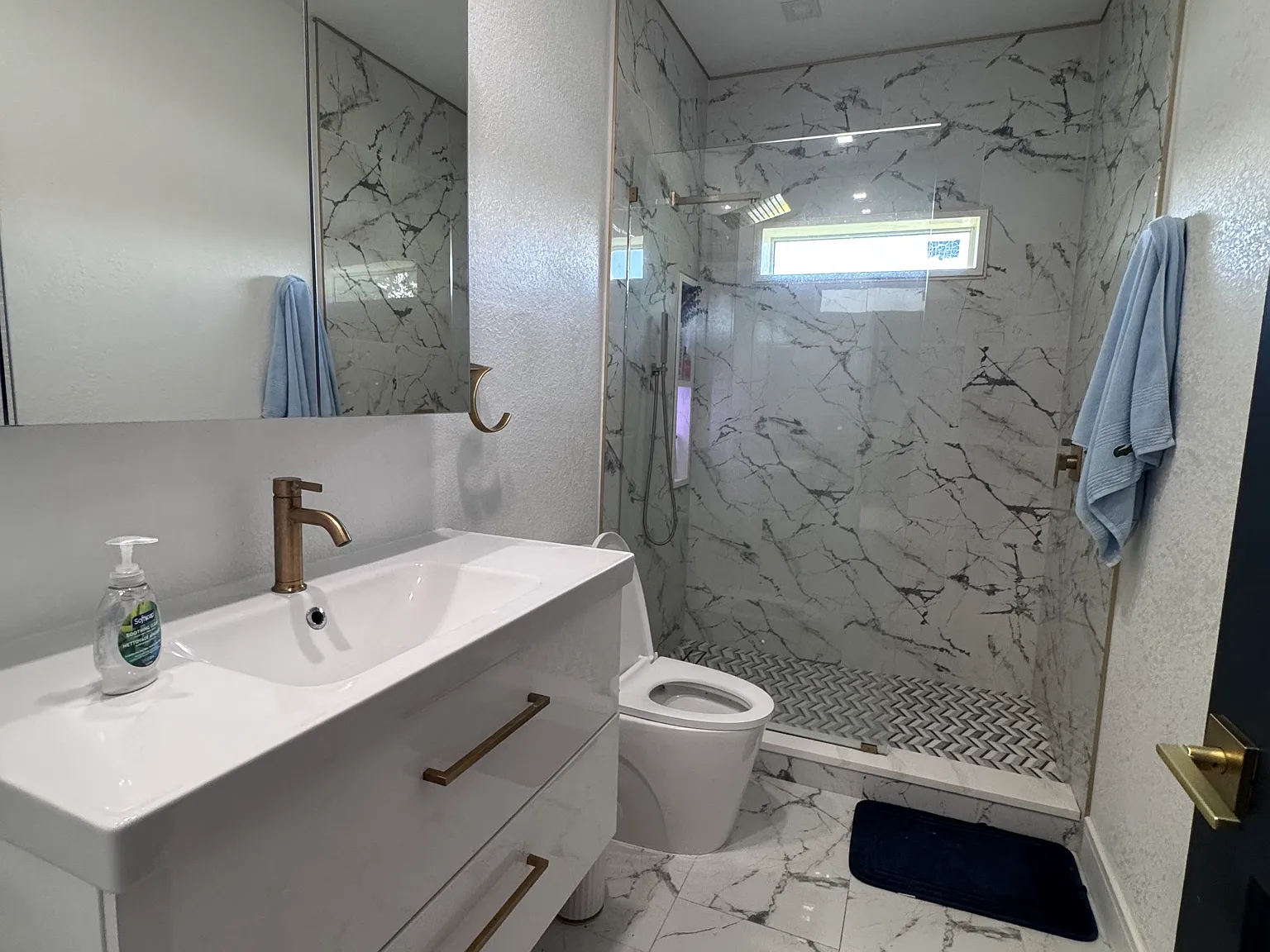 4 bed, 2224 sqft, $4,200 — Photo 2