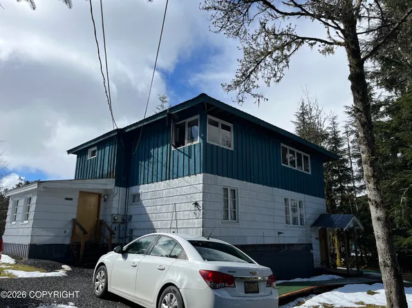 906 Gauffin St, Petersburg, AK 99833