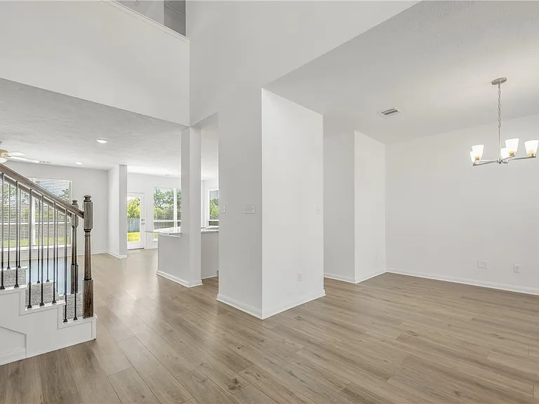1386 Kingsgate Dr — Photo 13