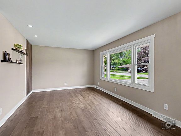 5th image of 605 Gloria St