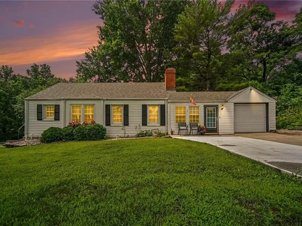8409 NW Hilltop Rd, Parkville, MO 64152