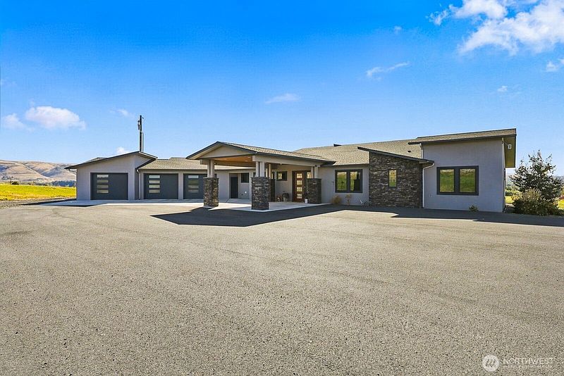 3rd image of 2497 E Selah Road