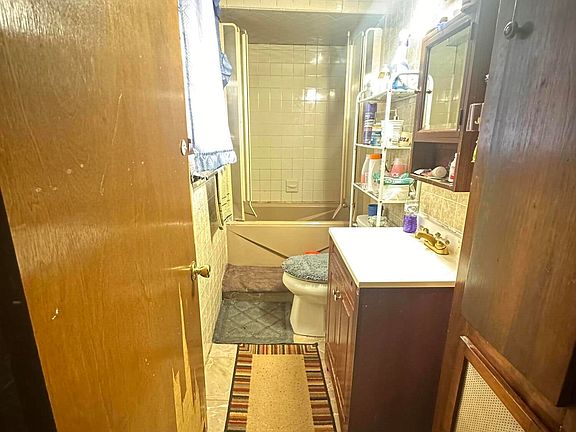 5th image of 18 E Tamarack St