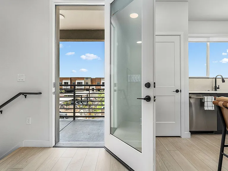 Navona-0625-MM-Townhome-balcony-2