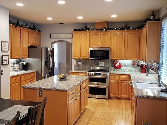 3rd image of 28562 Maplewood Dr