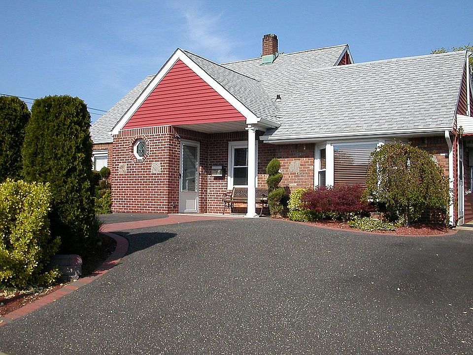 1st image of 5 Pond Ln