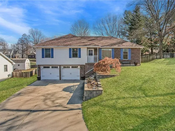 56 Lakeview Dr, Lexington, MO 64067