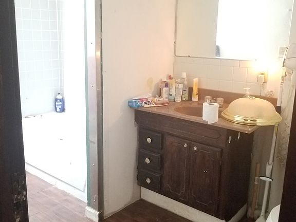 4th image of 2827 E 8th St