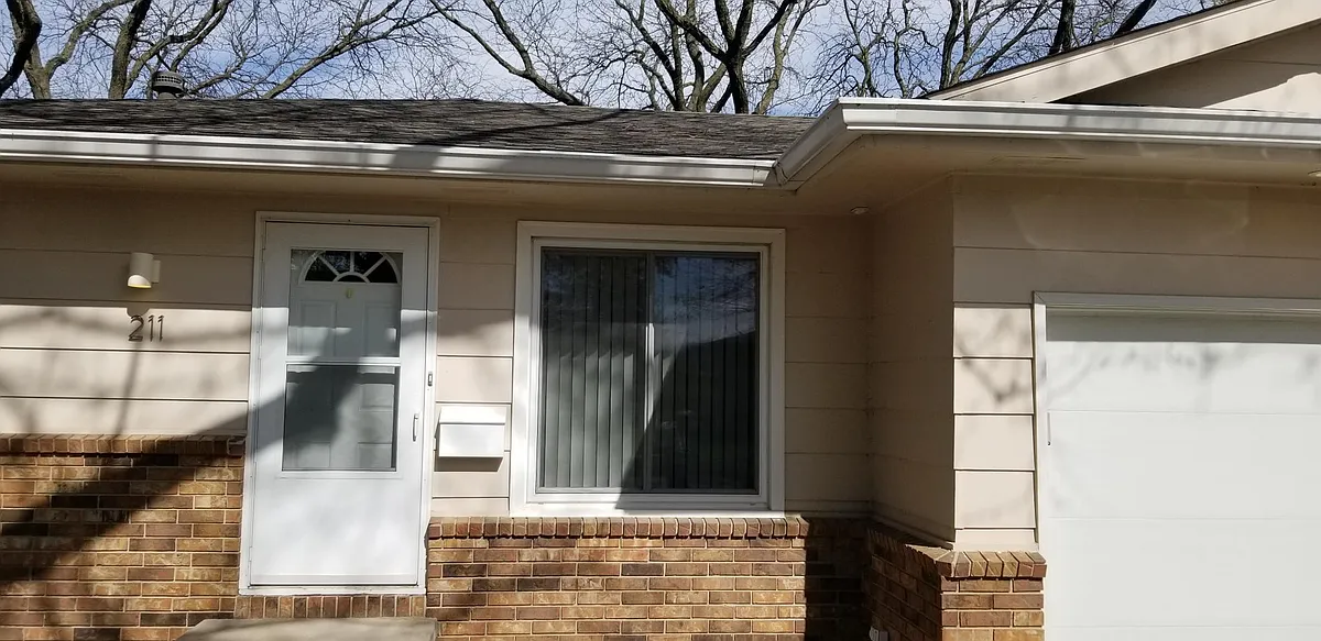 Building Photo - 211 SE Wanda Dr