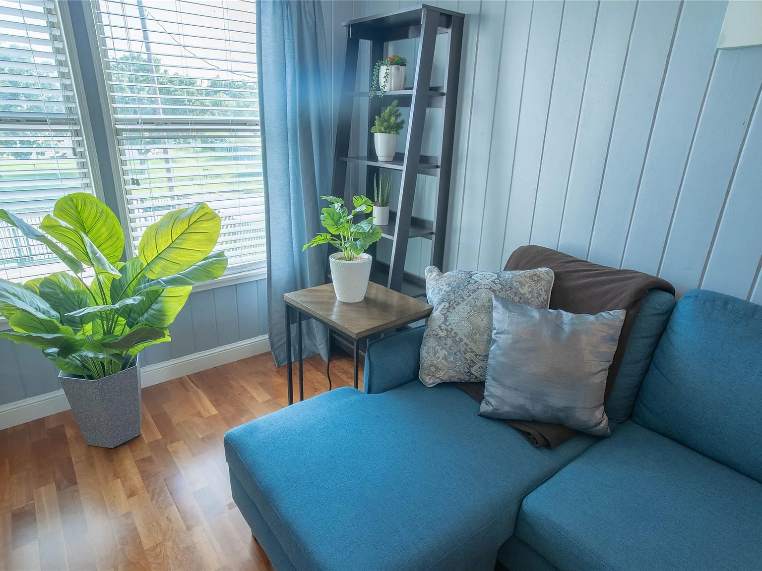 2 bed, 1.0 bath, 2992 sqft, $1,250 — Photo 3