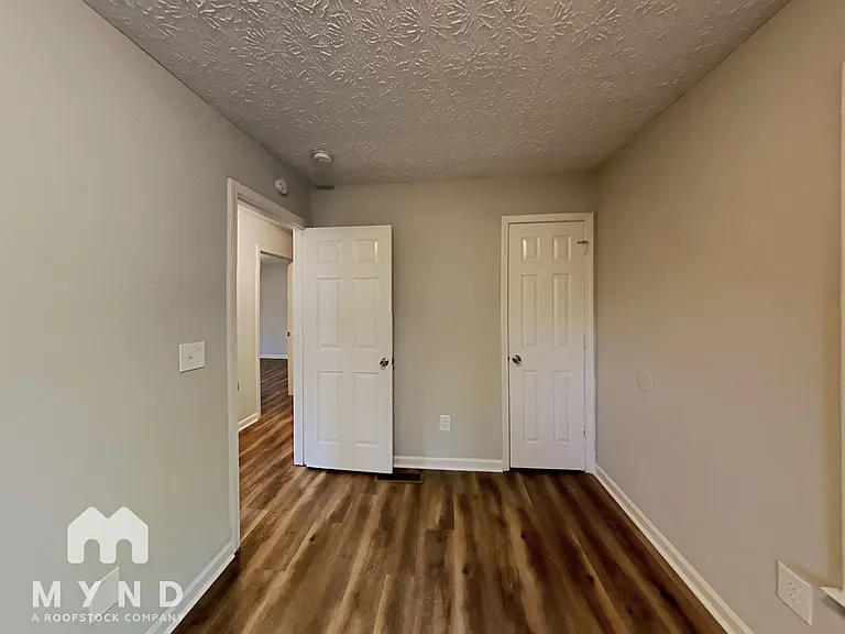 2728 Columbia Dr — Photo 16