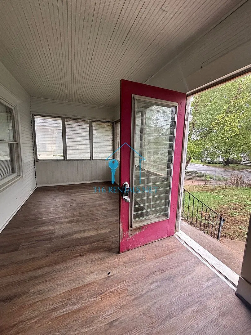 Three bed one bath house available NOW! — Photo 3
