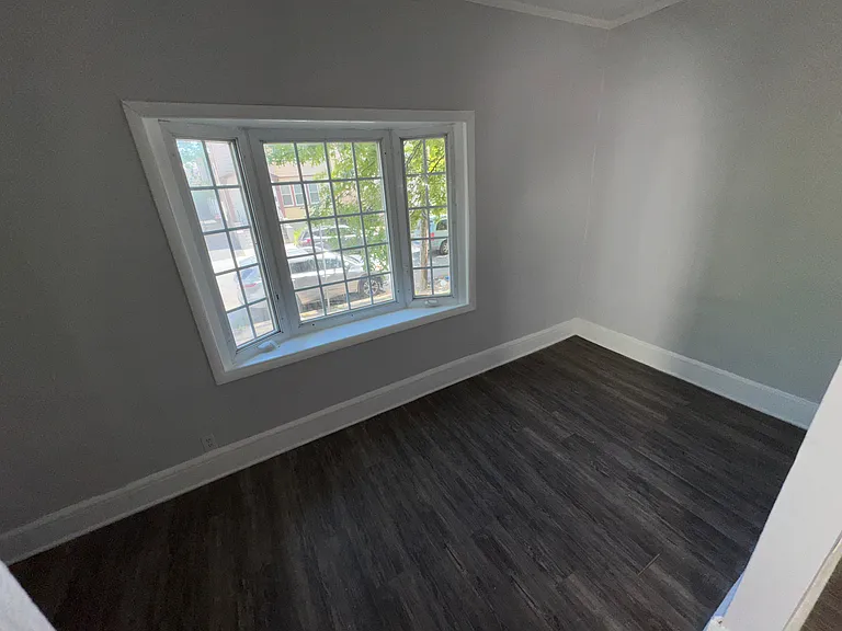 381 Leslie St #1F — Photo 2