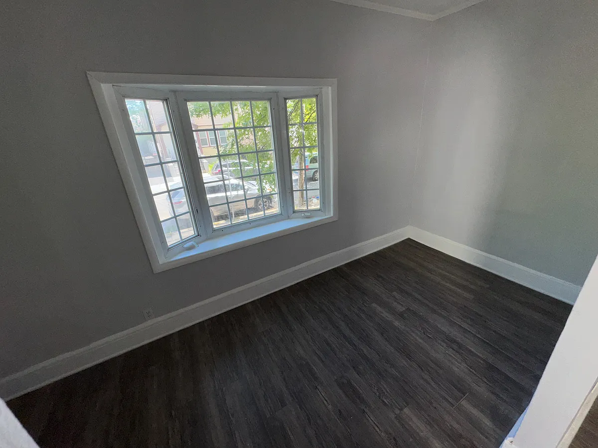 Building Photo - 381 Leslie St #1F