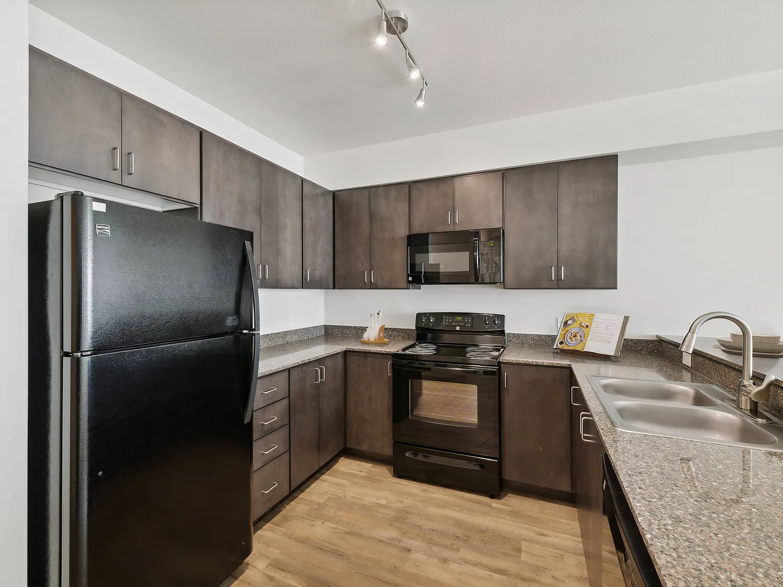 Maddox Apartments — Photo 2