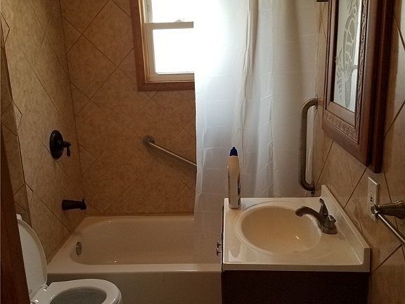 5th image of 8812 Vineyard Ave