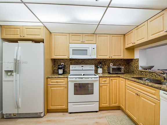 4th image of 2555 Collins Ave APT 1108