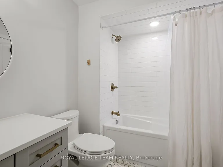 799 Cairn Cres — Photo 42