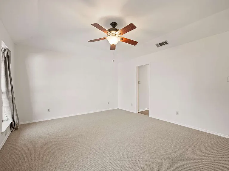 507 Crestview Dr — Photo 17