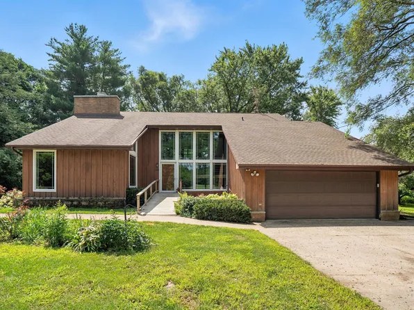 2488 239th St, New Hampton, IA 50659