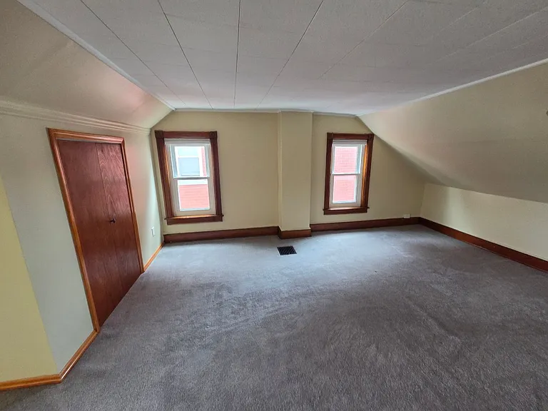 424 E Locust St — Photo 19