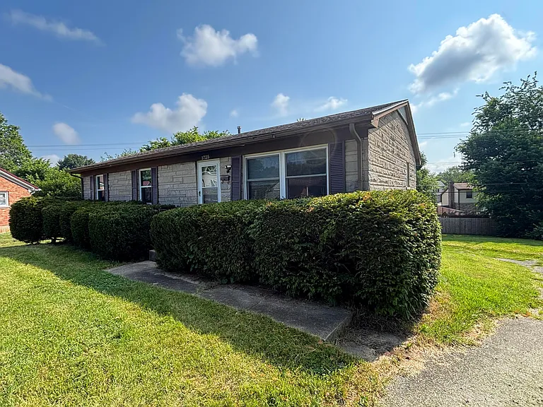 1725 Scarbrough Ct — Photo 2