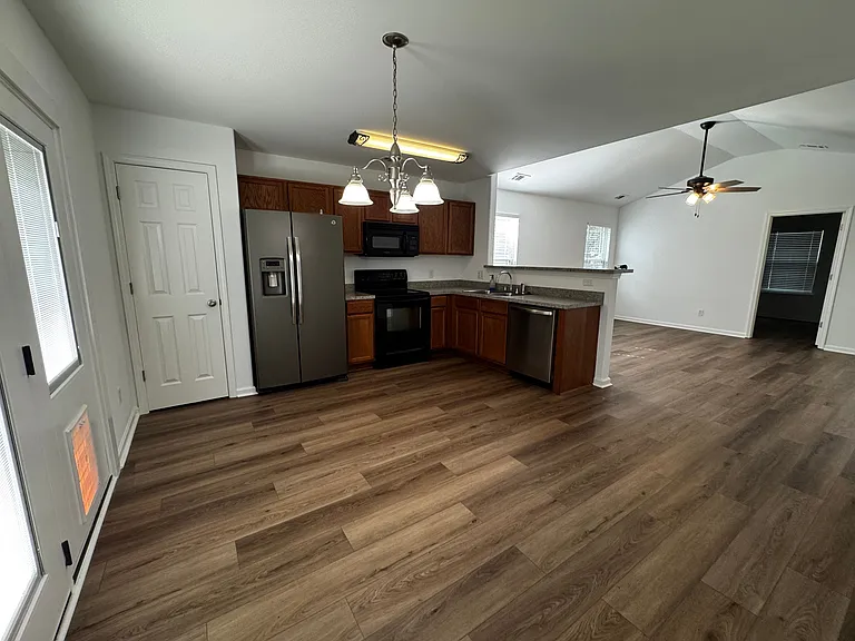 115 Fox Glen Ct — Photo 3