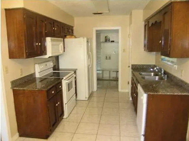 3 bed, 2.0 bath, 1488 sqft, $1,500 — Photo 2
