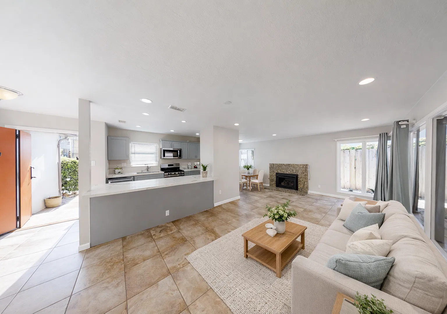 4BD/2BA, Great Backyard Patio! — Photo 2